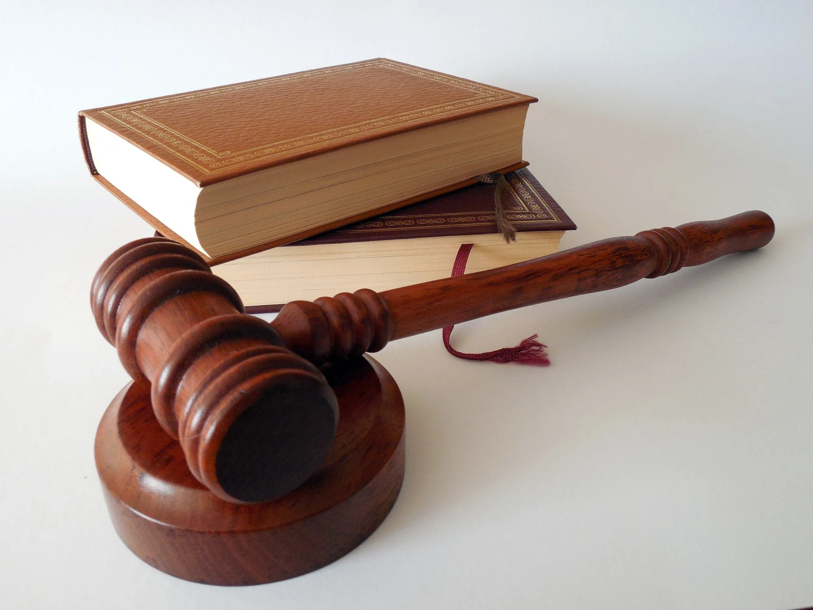 Libros y mazo judicial; fotografía del sitio original